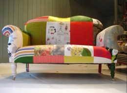 klasická dvoj-sedačka čalúnená v látke patchwork